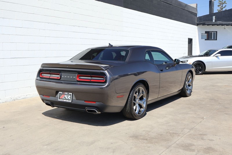 Dodge Challenger Vehicle Full-screen Gallery Image 05