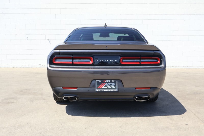 Dodge Challenger Vehicle Full-screen Gallery Image 06