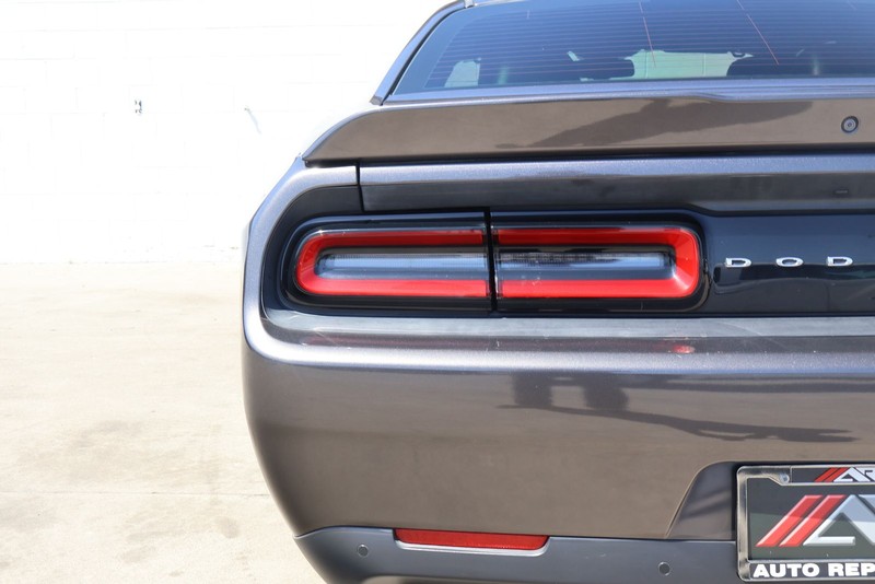 Dodge Challenger Vehicle Full-screen Gallery Image 08