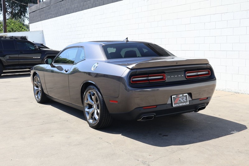 Dodge Challenger Vehicle Full-screen Gallery Image 09