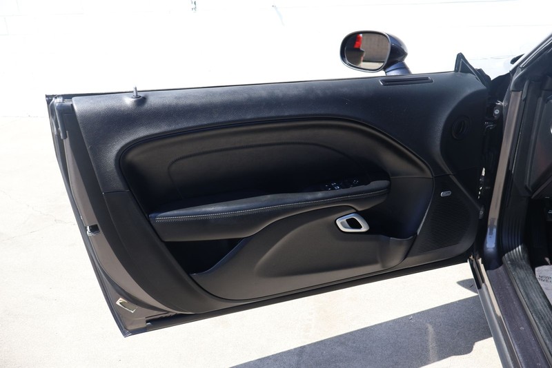 Dodge Challenger Vehicle Full-screen Gallery Image 14