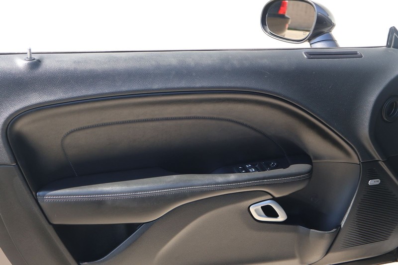 Dodge Challenger Vehicle Full-screen Gallery Image 15