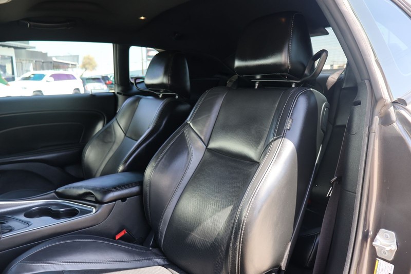 Dodge Challenger Vehicle Full-screen Gallery Image 17