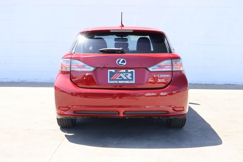 Lexus CT 200h Vehicle Full-screen Gallery Image 04