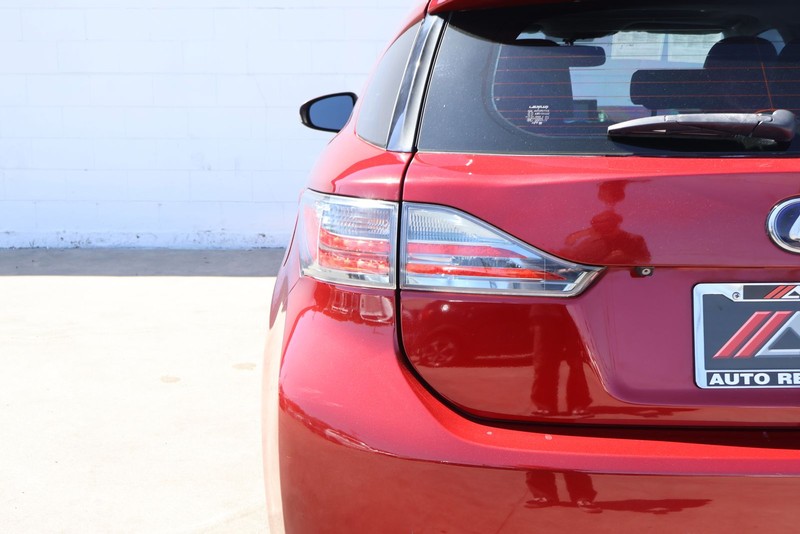 Lexus CT 200h Vehicle Full-screen Gallery Image 05