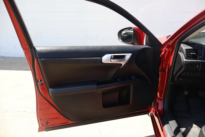 Lexus CT 200h Vehicle Full-screen Gallery Image 12