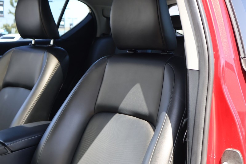 Lexus CT 200h Vehicle Full-screen Gallery Image 15