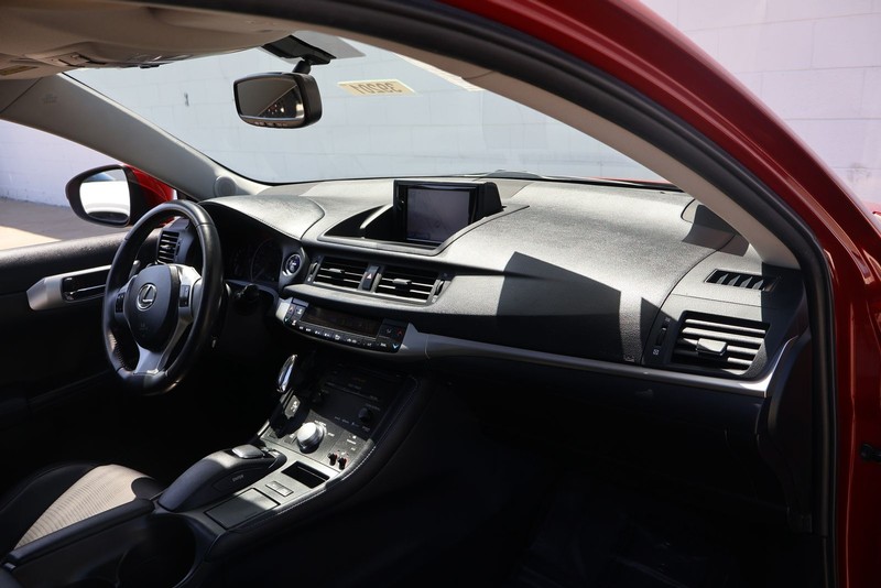 Lexus CT 200h Vehicle Full-screen Gallery Image 16