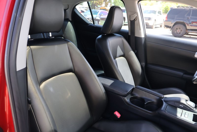 Lexus CT 200h Vehicle Full-screen Gallery Image 17