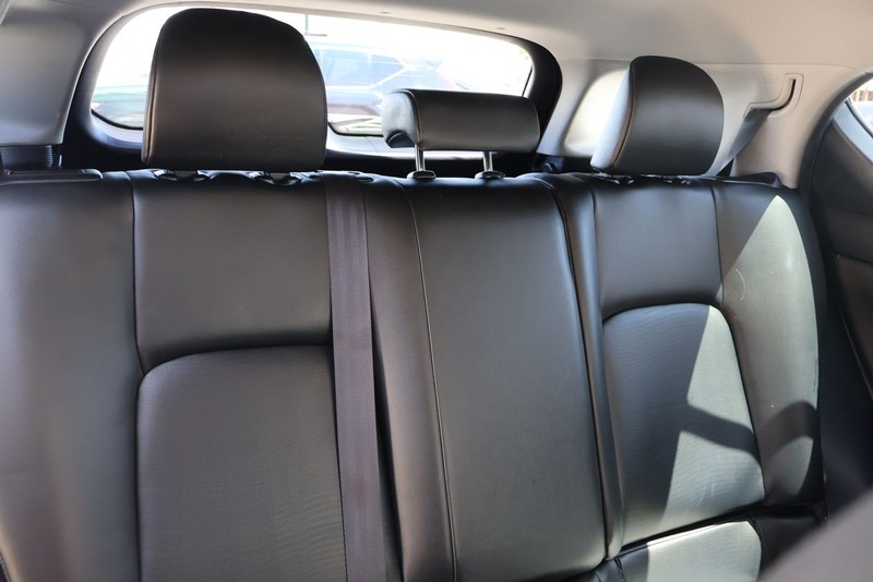 Lexus CT 200h Vehicle Full-screen Gallery Image 18