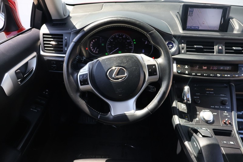 Lexus CT 200h Vehicle Full-screen Gallery Image 21