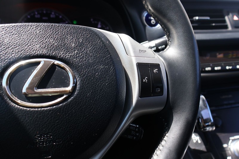 Lexus CT 200h Vehicle Full-screen Gallery Image 23