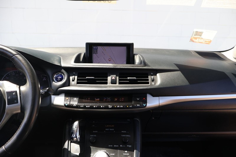 Lexus CT 200h Vehicle Full-screen Gallery Image 24