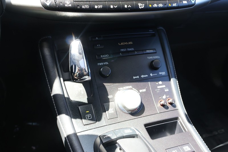 Lexus CT 200h Vehicle Full-screen Gallery Image 27