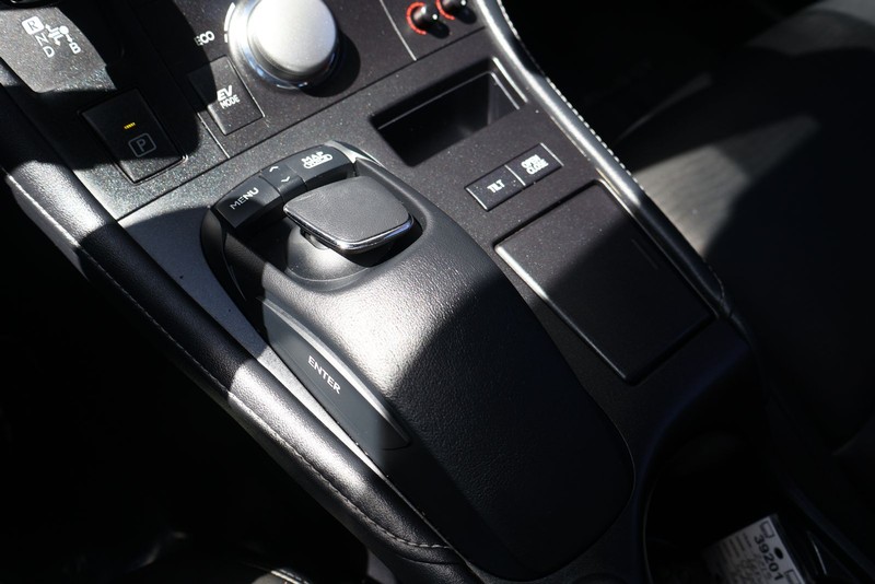 Lexus CT 200h Vehicle Full-screen Gallery Image 28