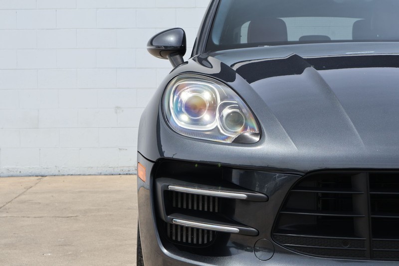 Porsche Macan Vehicle Full-screen Gallery Image 03