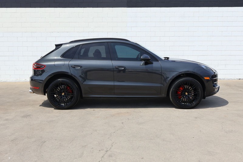 Porsche Macan Vehicle Full-screen Gallery Image 04