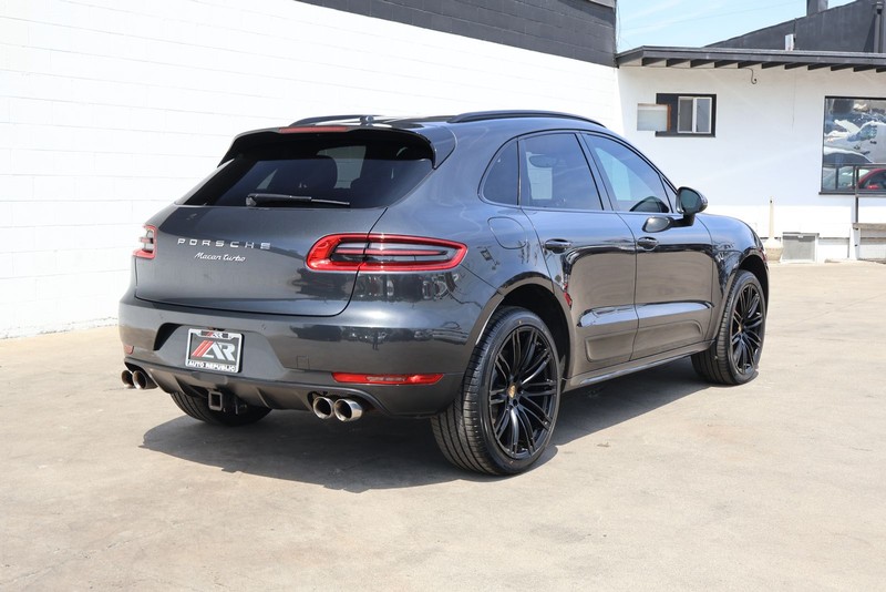 Porsche Macan Vehicle Full-screen Gallery Image 05