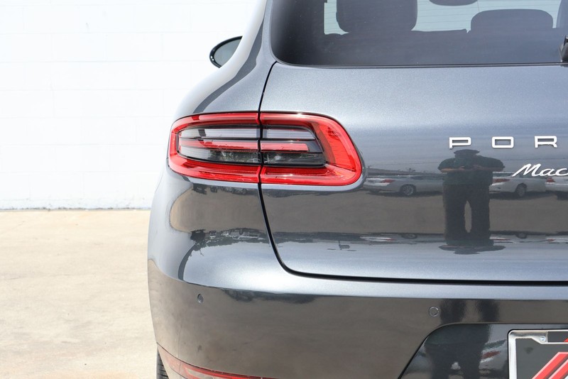 Porsche Macan Vehicle Full-screen Gallery Image 07