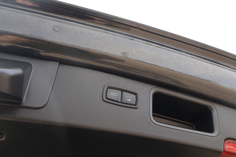 Porsche Macan Vehicle Full-screen Gallery Image 09