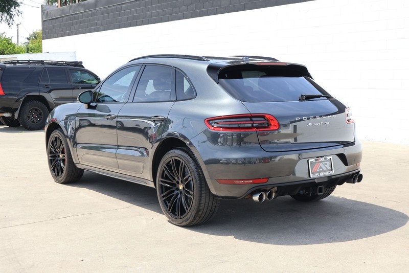 Porsche Macan Vehicle Full-screen Gallery Image 10