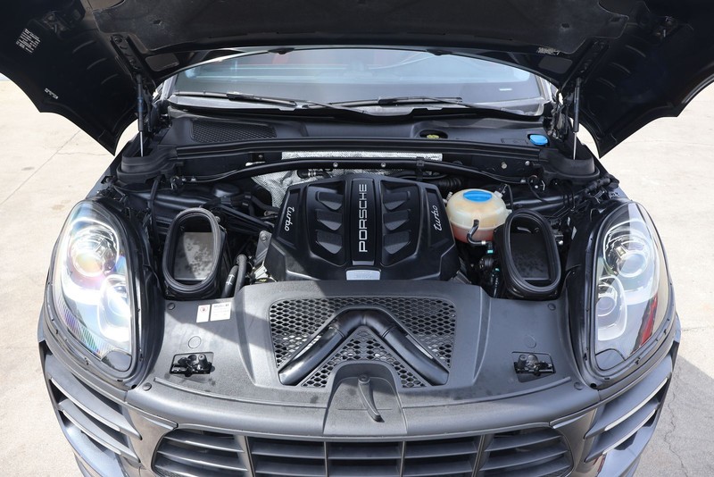 Porsche Macan Vehicle Full-screen Gallery Image 14