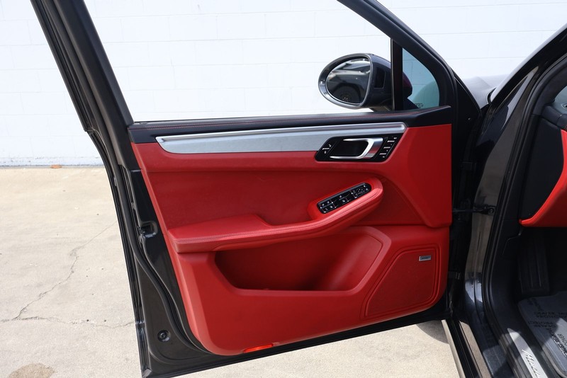 Porsche Macan Vehicle Full-screen Gallery Image 15