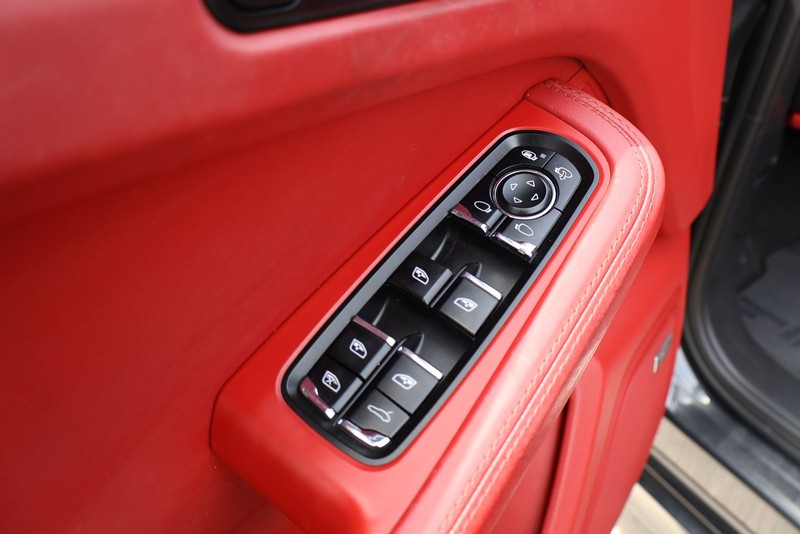 Porsche Macan Vehicle Full-screen Gallery Image 16