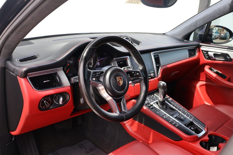 Porsche Macan Vehicle Full-screen Gallery Image 17