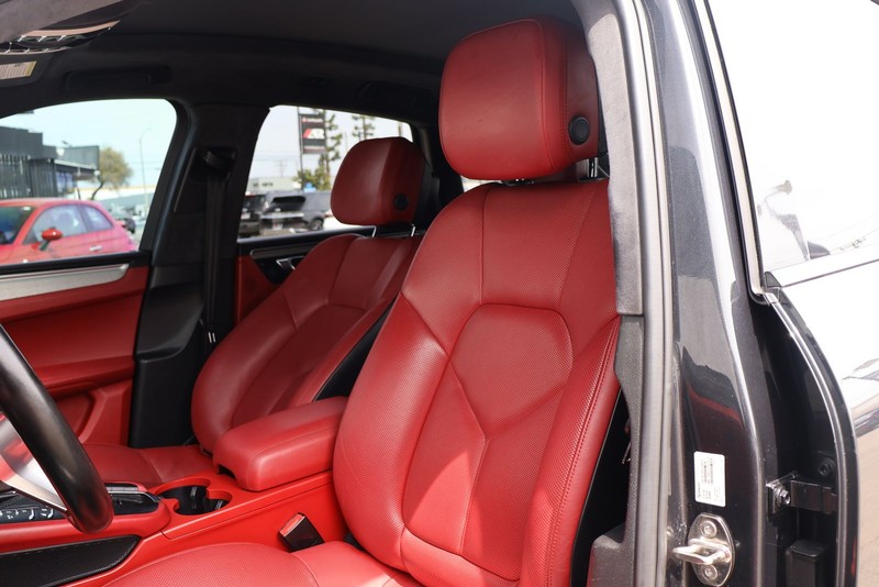 Porsche Macan Vehicle Full-screen Gallery Image 18