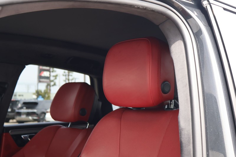 Porsche Macan Vehicle Full-screen Gallery Image 19