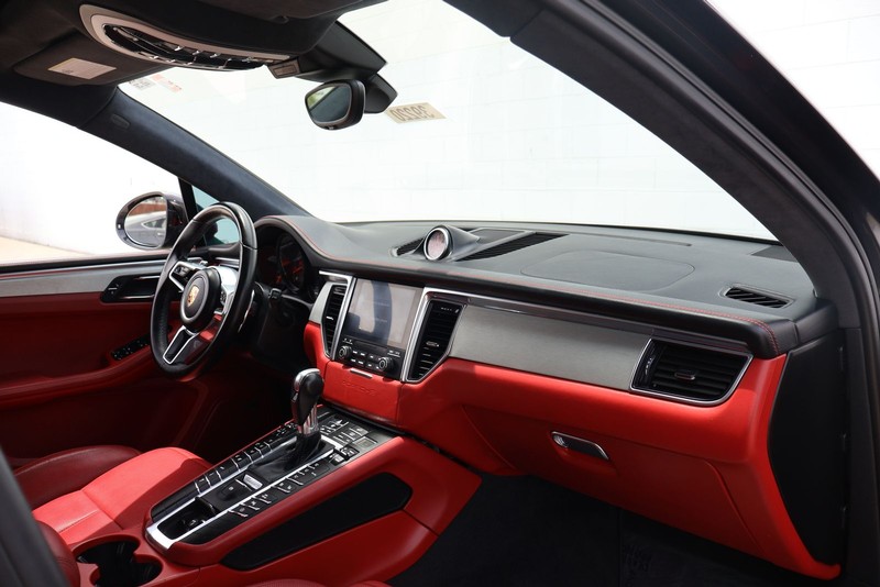 Porsche Macan Vehicle Full-screen Gallery Image 20