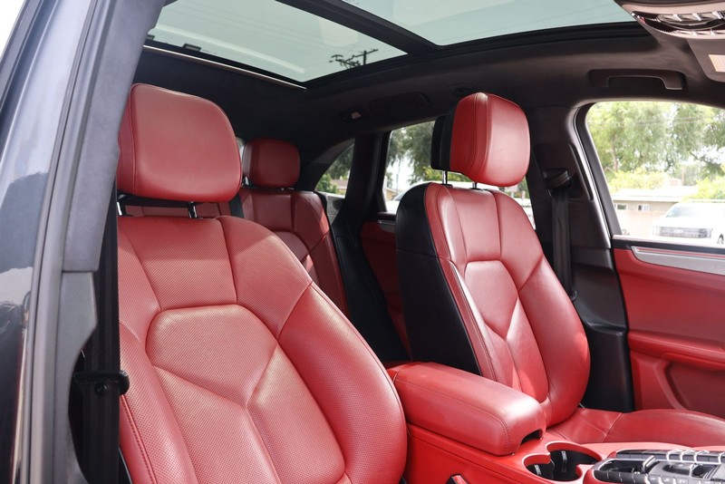 Porsche Macan Vehicle Full-screen Gallery Image 21