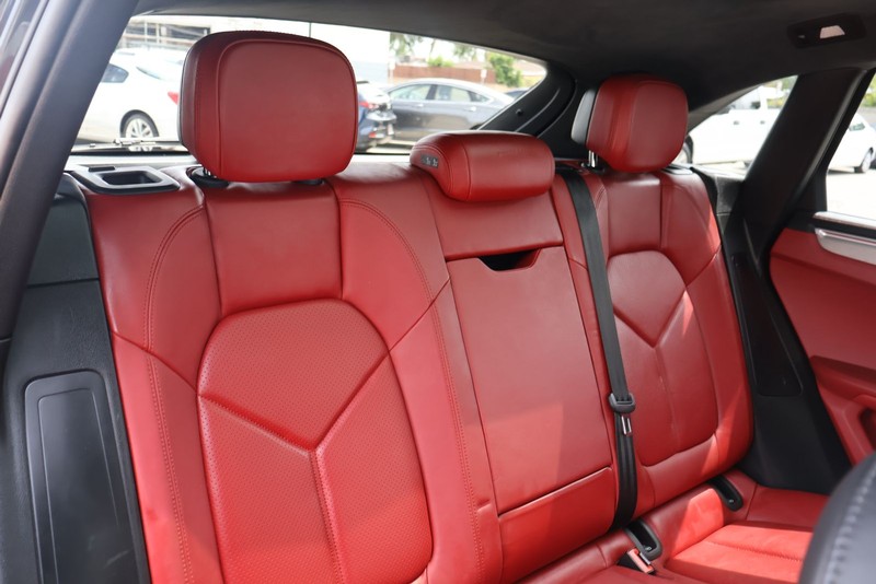 Porsche Macan Vehicle Full-screen Gallery Image 22