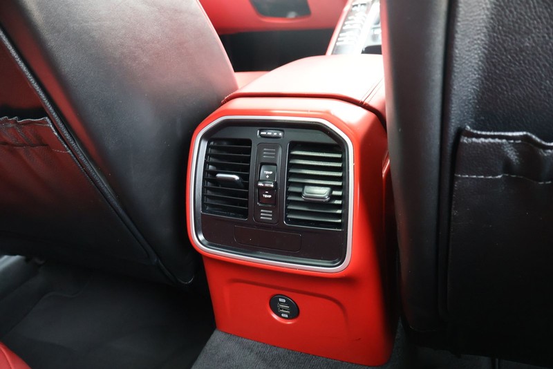 Porsche Macan Vehicle Full-screen Gallery Image 23