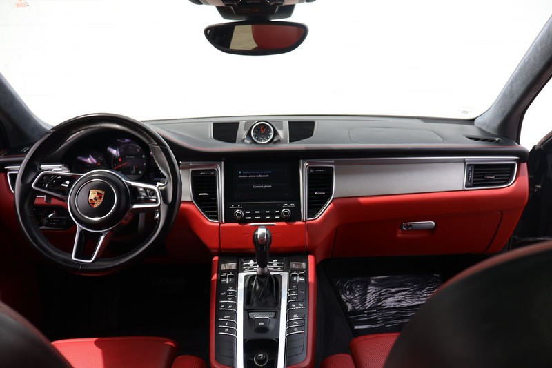 Porsche Macan Vehicle Full-screen Gallery Image 24