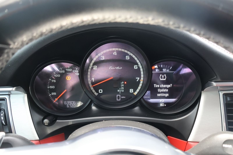 Porsche Macan Vehicle Full-screen Gallery Image 25