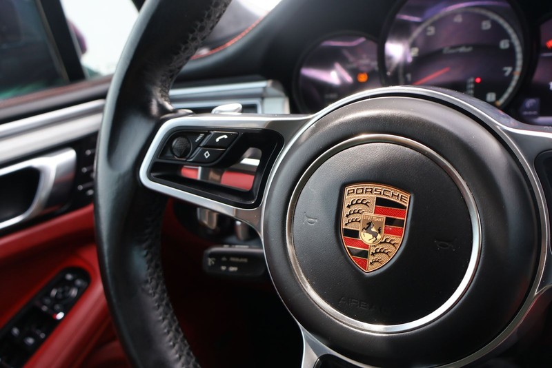 Porsche Macan Vehicle Full-screen Gallery Image 27