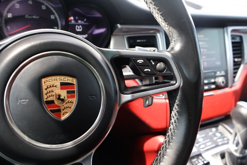 Porsche Macan Vehicle Full-screen Gallery Image 28