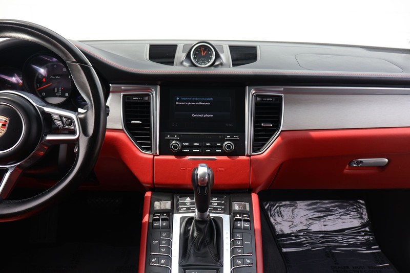 Porsche Macan Vehicle Full-screen Gallery Image 29