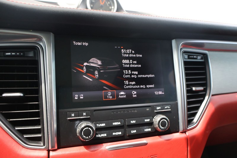 Porsche Macan Vehicle Full-screen Gallery Image 30