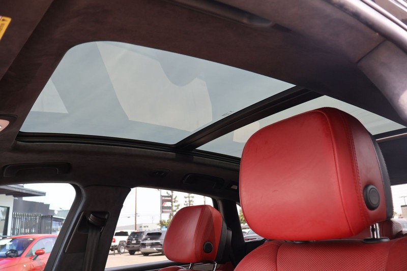 Porsche Macan Vehicle Full-screen Gallery Image 33