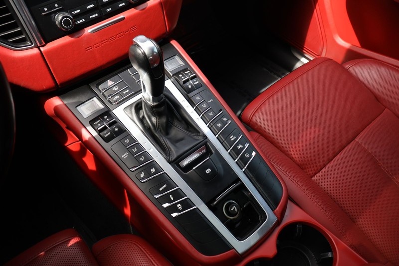 Porsche Macan Vehicle Full-screen Gallery Image 34