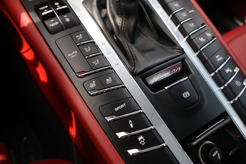 Porsche Macan Vehicle Full-screen Gallery Image 35