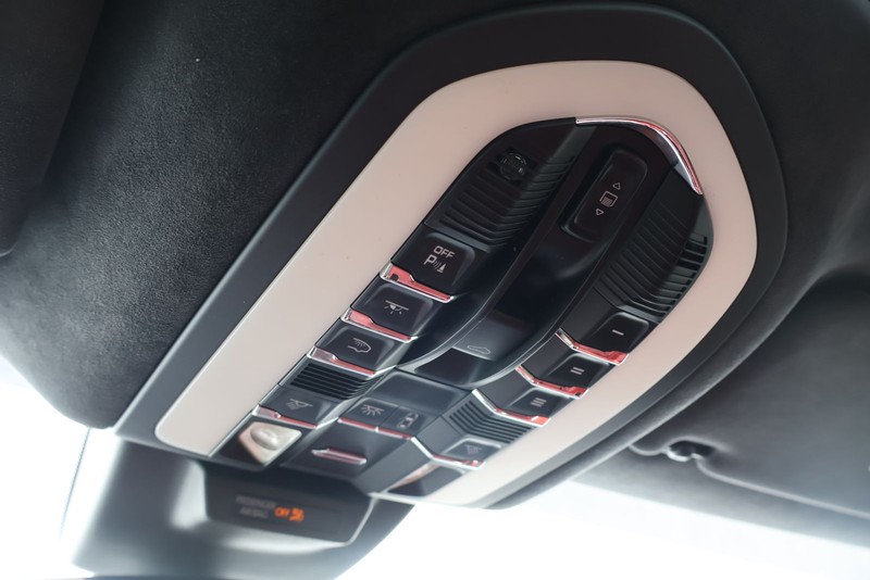 Porsche Macan Vehicle Full-screen Gallery Image 36