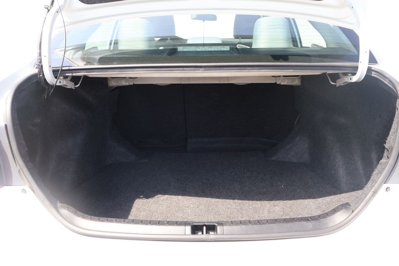 Toyota Corolla Vehicle Full-screen Gallery Image 08