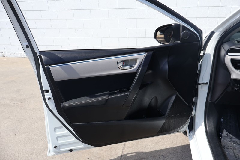 Toyota Corolla Vehicle Full-screen Gallery Image 14