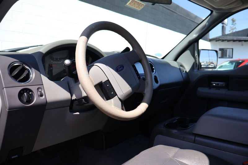 Ford F-150 Vehicle Full-screen Gallery Image 16