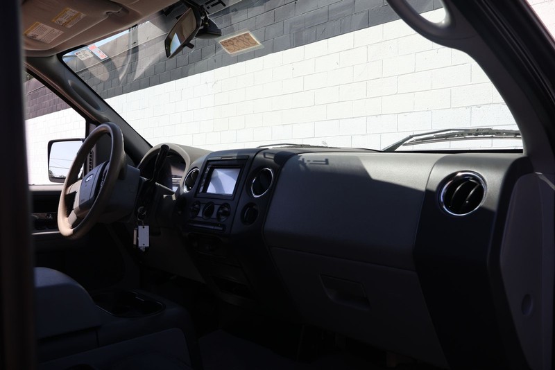 Ford F-150 Vehicle Full-screen Gallery Image 19