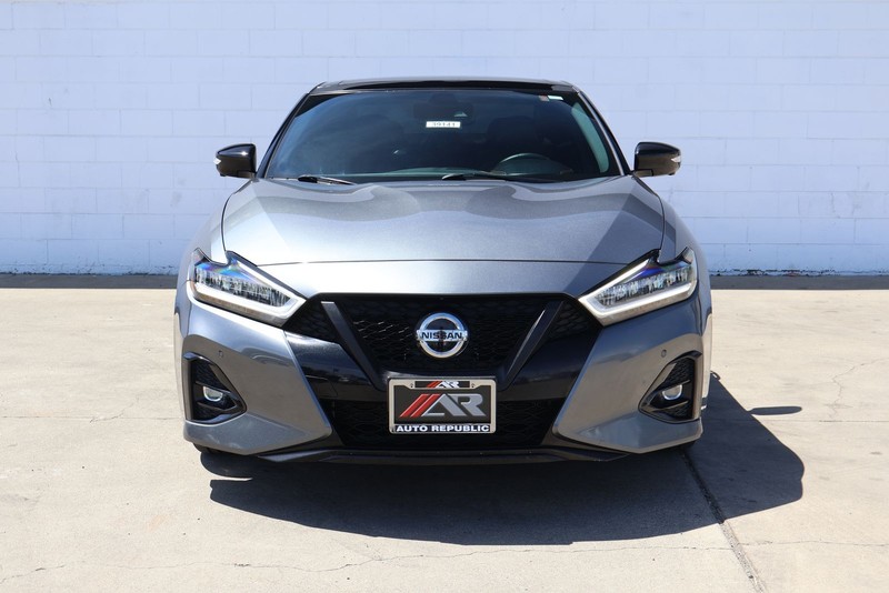 Nissan Maxima Vehicle Full-screen Gallery Image 02